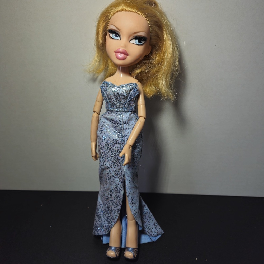 TLC Bratz The Movie 2007 Yasmin & Cloe Doll Rooted Lashes Gold Blue Articulated - Picture 10 of 16